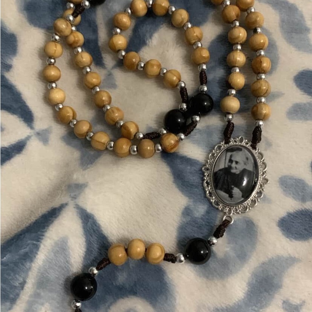 Elegant Wooden rosary of Luisa picaretta with Black Accents